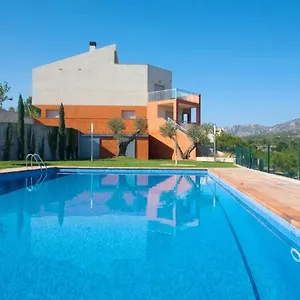 https://moderna-villa-cerca-de-la-playa-almadrava.catalonia-hotels.com